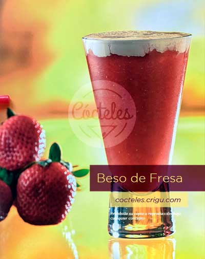 Cóctel Beso de Fresa: Wisky con fresas (frutillas) y nata (crema)