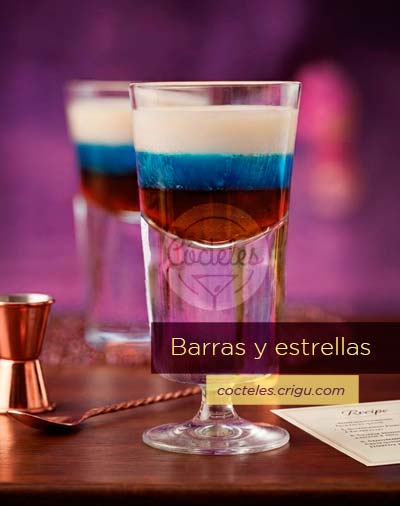 Vasos altos con el Cóctel barras y estrellas mostrando sus capas tricolor de aguardiente, curazao azul y crema sobre una mesa de madera. Vasos altos con el Cóctel barras y estrellas mostrando sus capas tricolor de aguardiente, curazao azul y crema sobre una mesa de madera.