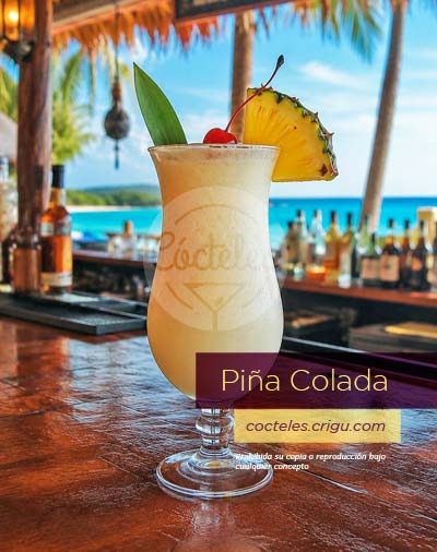 Vaso alto estilo caribe con Cóctel Piña Colada decorado con piña y cereza sobre fondo de playa
